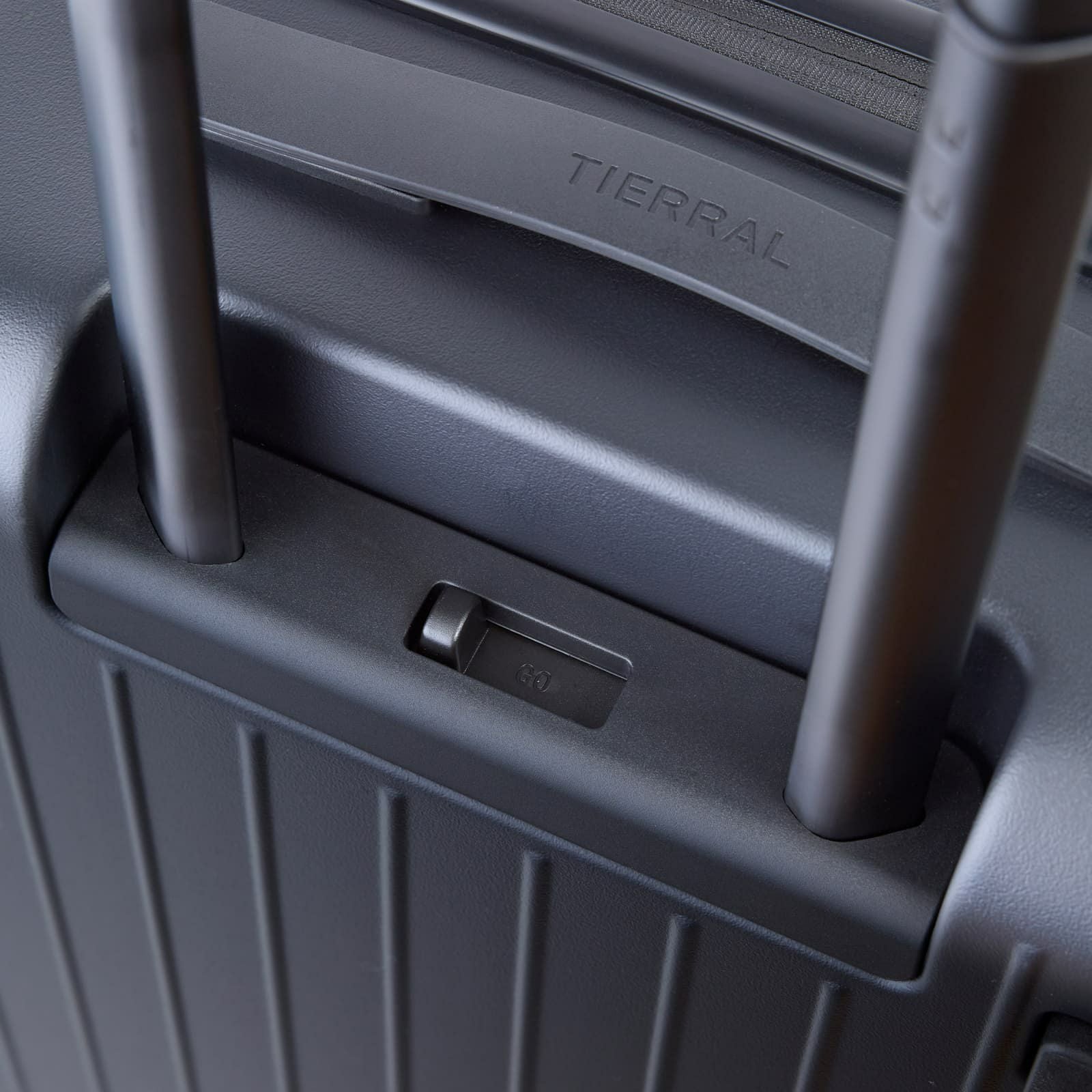 TOMARU 2.0 S+サイズ トマル スーツケース 53L-61L | Multiverse